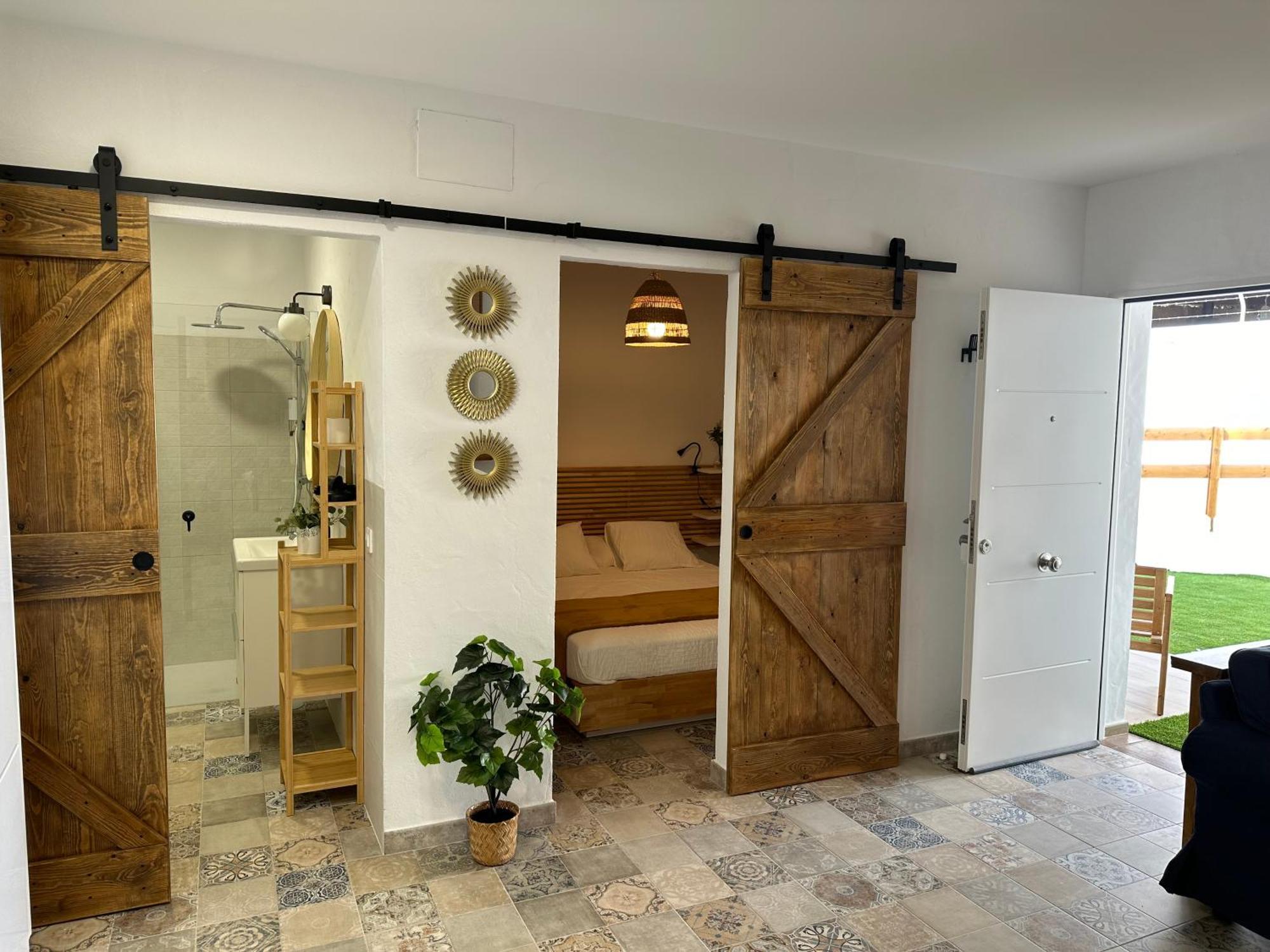 Cocos Sun Guest House Chiclana de la Frontera Bagian luar foto